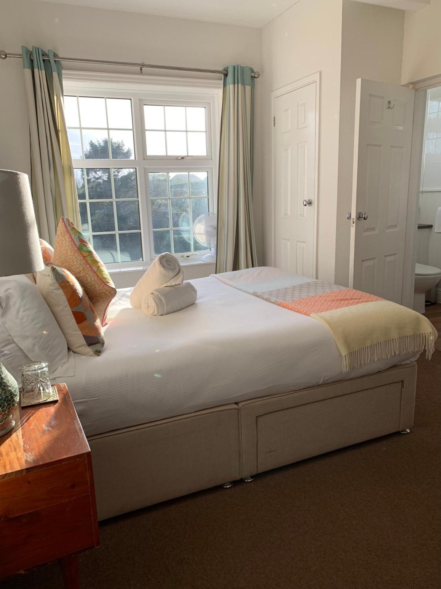 The Lazy Lion Bed & Breakfast Milford on Sea Luaran gambar