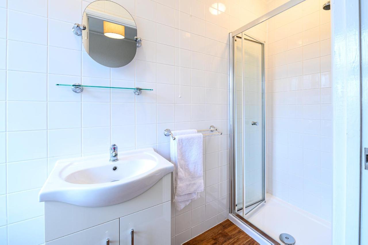 The Lazy Lion Bed & Breakfast Milford on Sea Luaran gambar